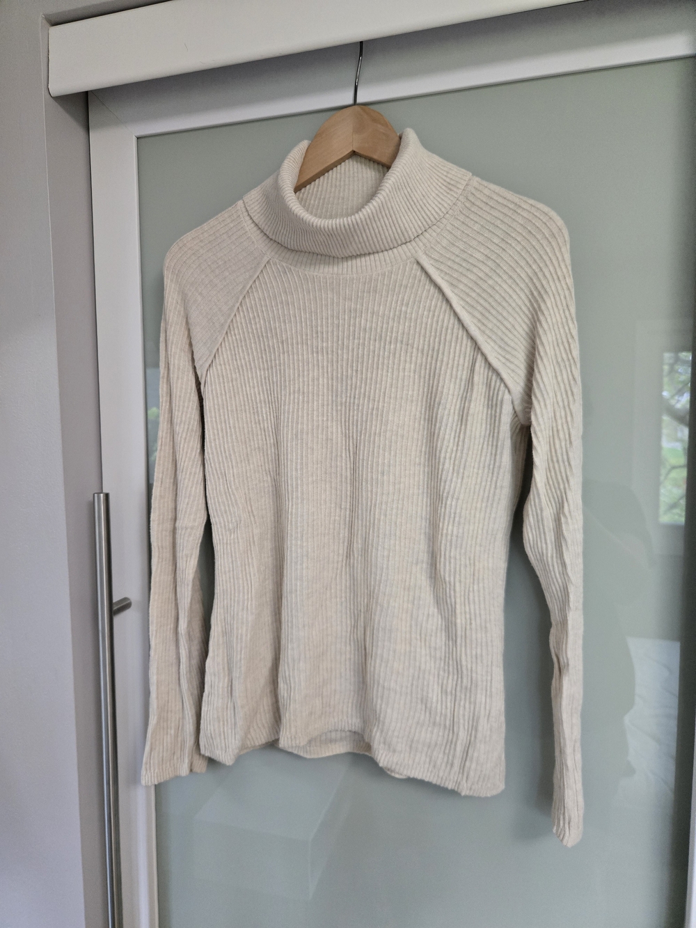 Abercrombie & Fitch Ribbed Turtleneck Sweater in Cream Size Medium